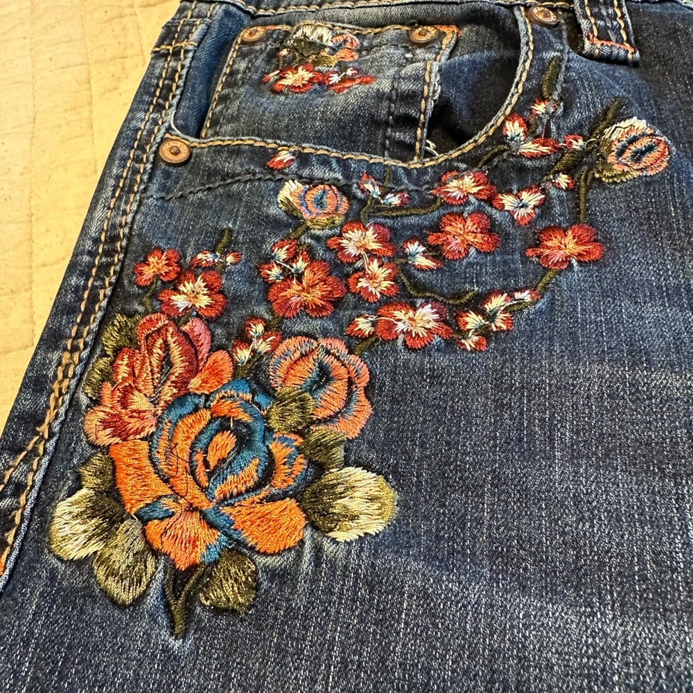 Grace in LA distressed jeans. Size 32
